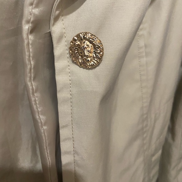 Trench coat barely used. Gold detailing. - Picture 3 of 3